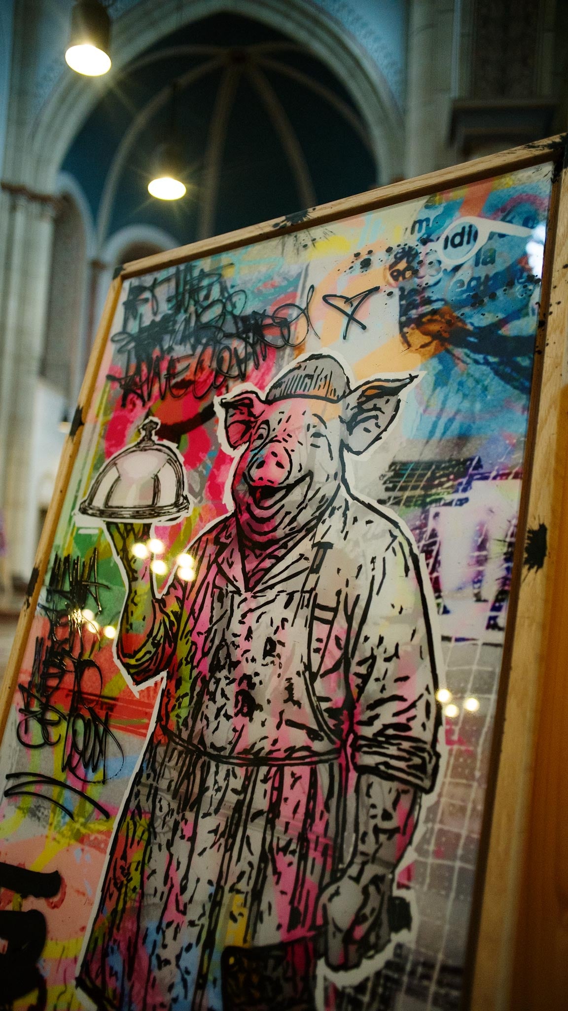 Mr. Butcher mit Cloche in der Hand, Street-Art-Kunstwerk unter einem Kirchengewölbe ausgestellt