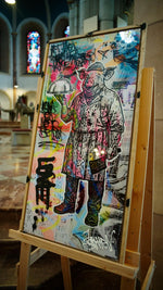 Mr. Butcher von Josef Bathen auf Holzstaffelei in einer Kirche: Schwein im Metzgerkittel mit Cloche, Mixed Media auf Acrylglas