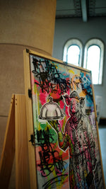 Original Mr. Butcher 50 × 100 cm mit Rahmen in Eiche Natur auf Staffelei vor Kirchensäule und Rundbogenfenstern
